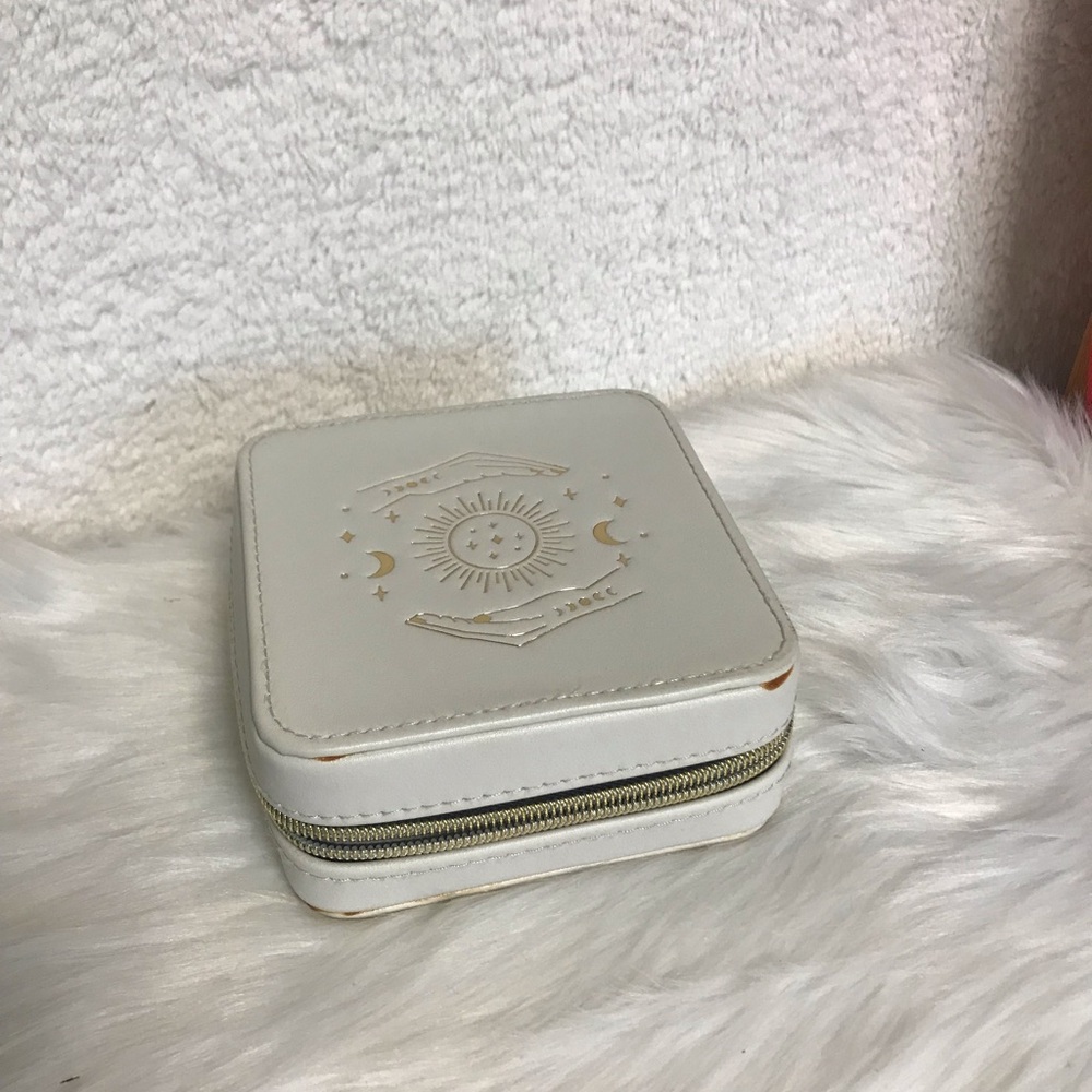 Compact Gray Travel Jewelry Case for Women - Picture 3 of 5